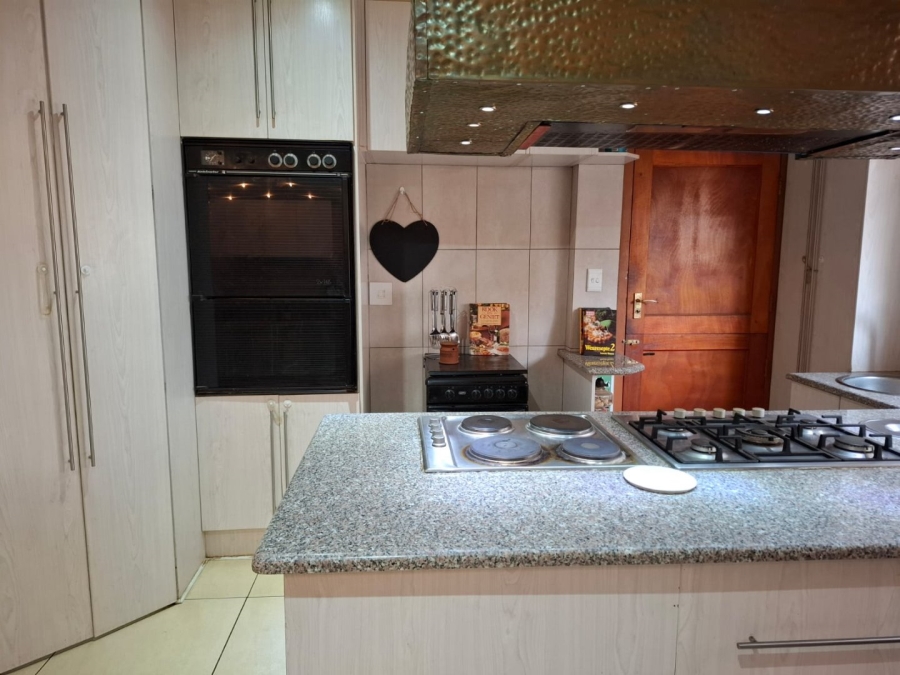 6 Bedroom Property for Sale in Uitsig Free State